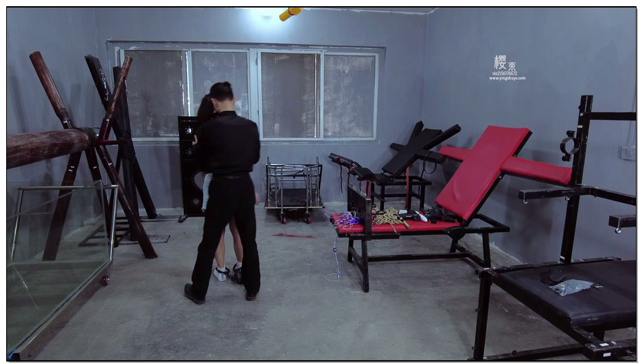 【樱束原创】盲盒第七季 模特带着沉重的手脚链押解到刑房中！蒙眼转圈在众多刑具中 