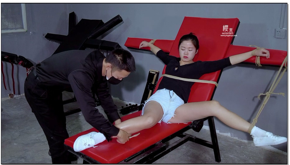 【樱束原创】盲盒第七季 模特带着沉重的手脚链押解到刑房中！蒙眼转圈在众多刑具中 