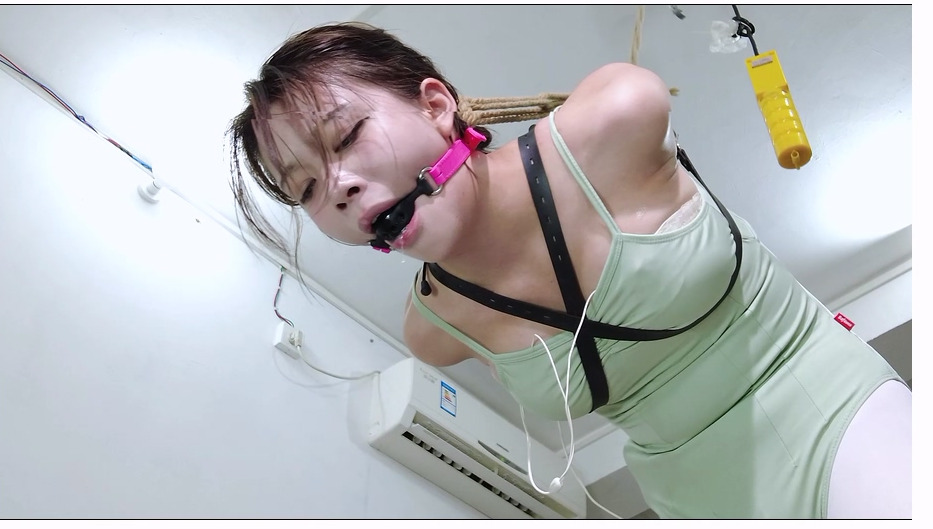 【樱束原创】舞蹈生的悲哀 舞蹈服白丝学生被老师强制皮手套后手吊缚罚站！狠狠鞭打！