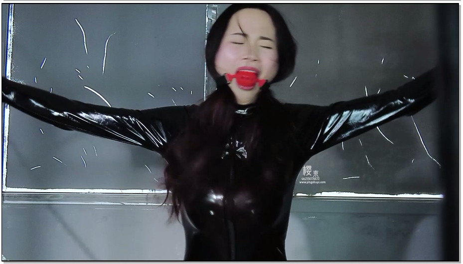 【樱束原创】牢狱刑讯 间谍被抓牢狱刑讯手铐铁链捆绑皮鞭狠狠的抽打胸部和屁股逼问