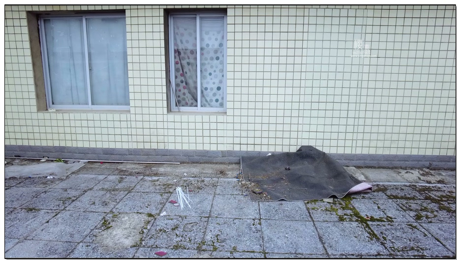 【樱束原创】空姐失踪案 空姐被歹徒跟踪弄晕扎带捆绑装行李箱拉到一间密室中将她扔进