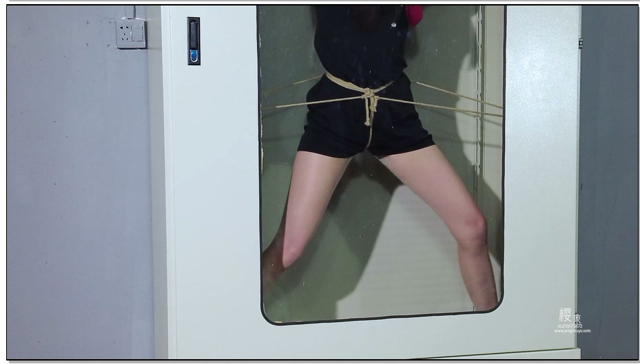 【樱束原创】空姐失踪案 空姐被歹徒跟踪弄晕扎带捆绑装行李箱拉到一间密室中将她扔进