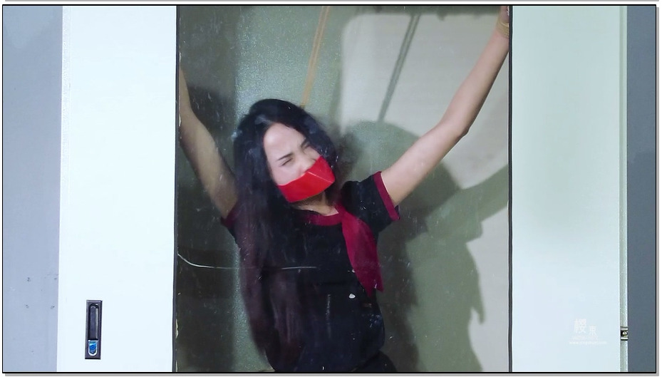 【樱束原创】空姐失踪案 空姐被歹徒跟踪弄晕扎带捆绑装行李箱拉到一间密室中将她扔进