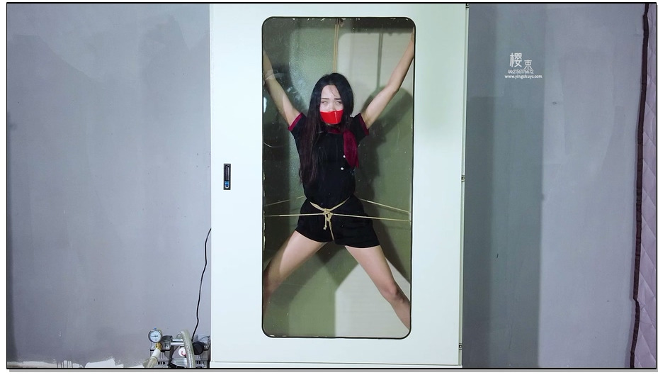 【樱束原创】空姐失踪案 空姐被歹徒跟踪弄晕扎带捆绑装行李箱拉到一间密室中将她扔进