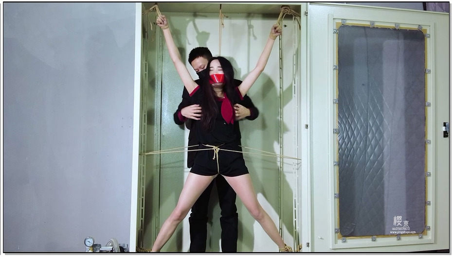 【樱束原创】空姐失踪案 空姐被歹徒跟踪弄晕扎带捆绑装行李箱拉到一间密室中将她扔进