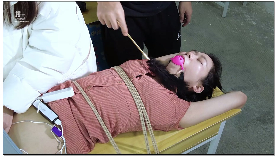 【樱束原创】学生胁迫女老师 学生发现老师拍的SM视频要挟她配合他们好好的玩一玩