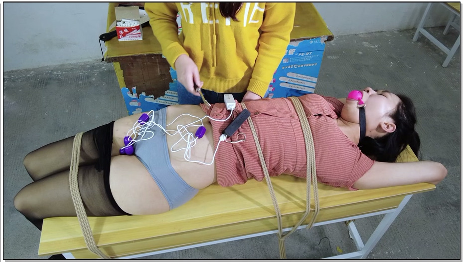 【樱束原创】学生胁迫女老师 学生发现老师拍的SM视频要挟她配合他们好好的玩一玩