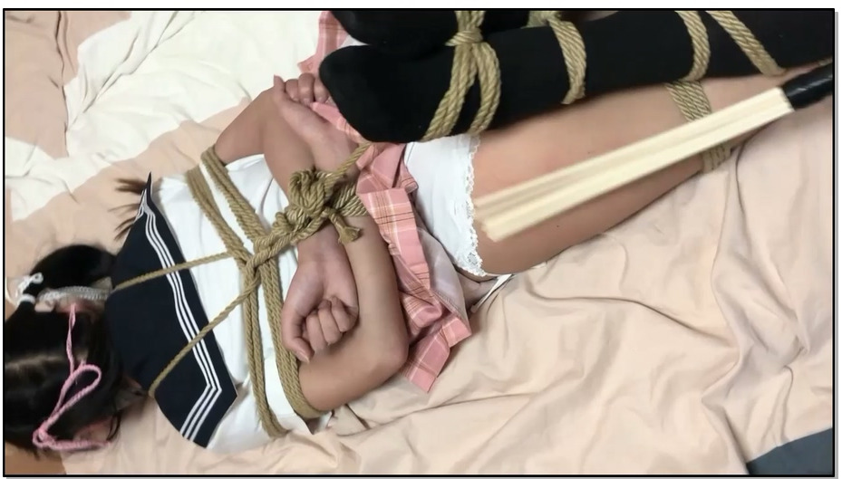 【窒物者】制服小萝莉，超羞涩第一次玩双插入式三点震动遥控小玩具，硬核驷马(超紧缚)