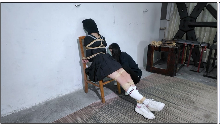 【樱束原创】绑架勒索 漂亮的小妹妹被歹徒绑架来套着黑色头套捆绑在凳子上害怕的惊恐