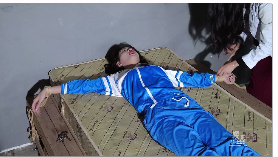 【樱束原创】女学生的强制戒毒 女学生逃学在家吸毒被刚好回家的姐姐抓了个正着！