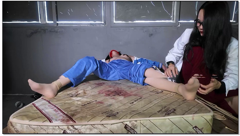 【樱束原创】女学生的强制戒毒 女学生逃学在家吸毒被刚好回家的姐姐抓了个正着！