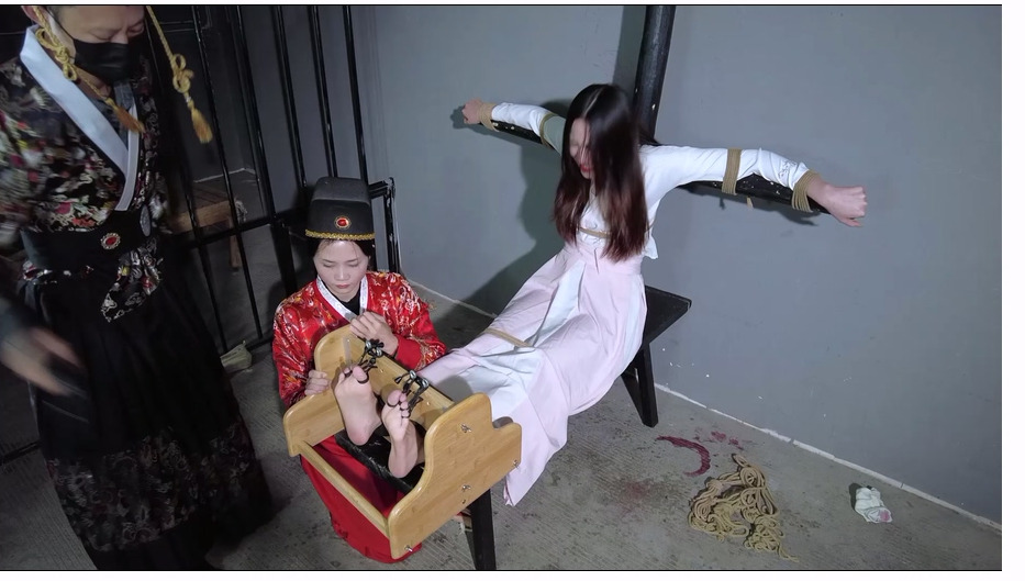 【樱束原创】刑讯出轨潘金莲 潘金莲出轨被武大郎状告打入大牢，老虎凳上捆绑鞭打审讯