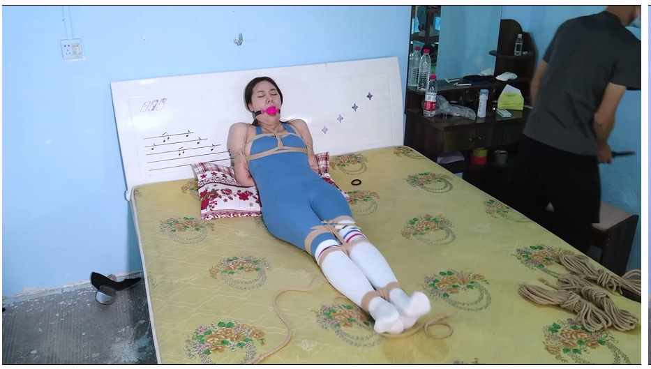 【樱束原创】女老板被债主埋伏 欠债女老板被债主上门埋伏将她制服捆绑后口球堵住逼问