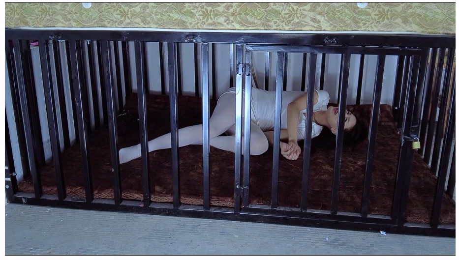 【樱束原创】占巢养奴—调教 被歹徒圈养起来的拉拉今天被拉出铁笼驷马拘束器上拘束