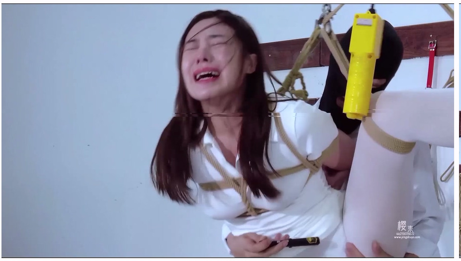 【樱束原创】占巢养奴—白丝调教 被歹徒圈养起来的拉拉今天被换上了白丝单脚吊起鞭打