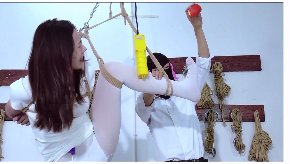 【樱束原创】占巢养奴—白丝调教 被歹徒圈养起来的拉拉今天被换上了白丝单脚吊起鞭打