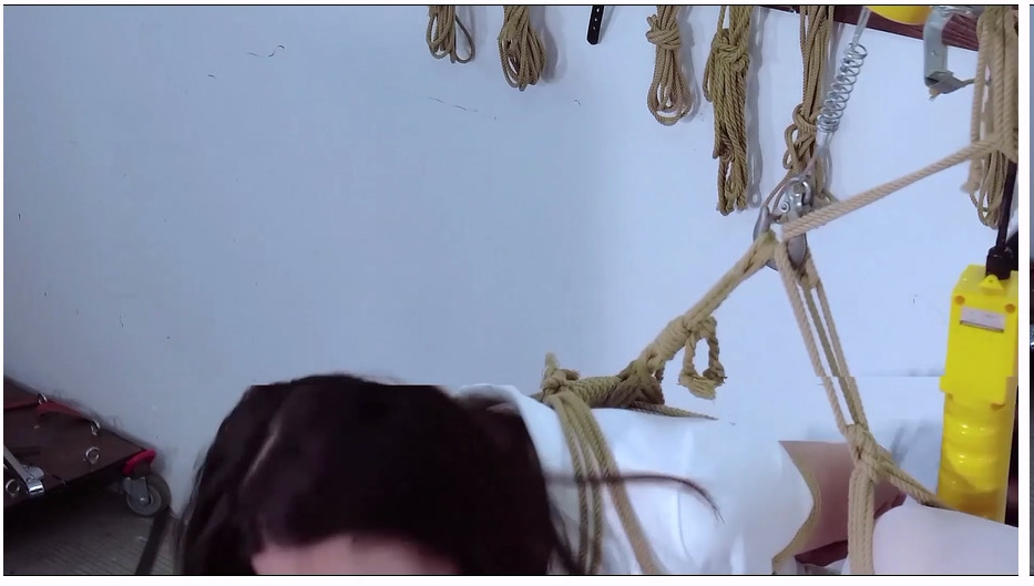 【樱束原创】占巢养奴—白丝调教 被歹徒圈养起来的拉拉今天被换上了白丝单脚吊起鞭打