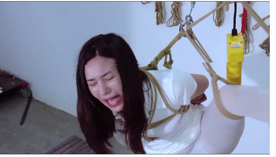 【樱束原创】占巢养奴—白丝调教 被歹徒圈养起来的拉拉今天被换上了白丝单脚吊起鞭打