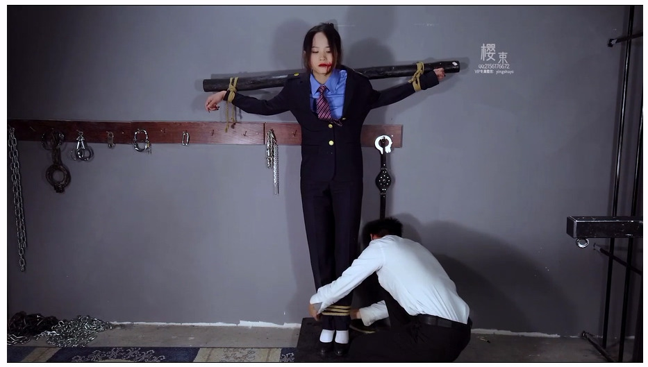 【樱束原创】诱骗女铁管上 高傲的女铁管被歹徒诱骗并制服，全身被其抚摸亵玩