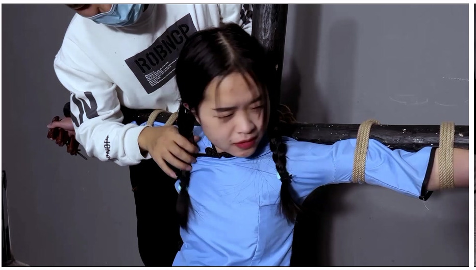 【樱束原创】学生的傲骨 19岁新模首发！学生被抓老虎凳审讯逼供！鞭打指刑夹棍夹脚