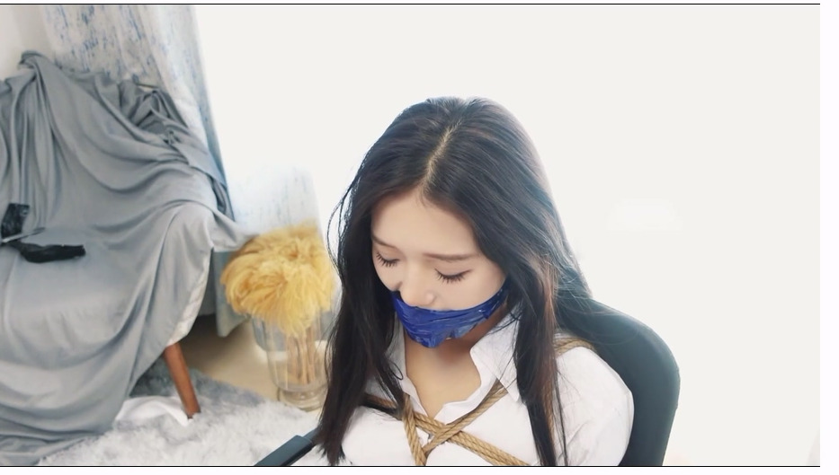 【树屋轻调】封嘴放置控网友定拍，内裤堵嘴+四种颜色胶带堵嘴，反绑并腿绑放置