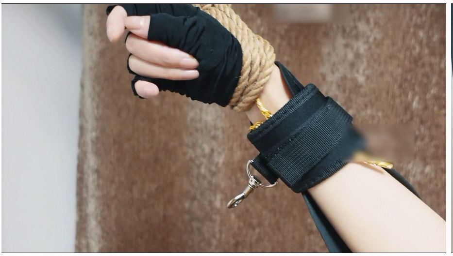 【树屋轻调】女coser灵灵参加漫展回家时被劫匪迷晕，趁机被劫匪全身玩弄，中途被TD震