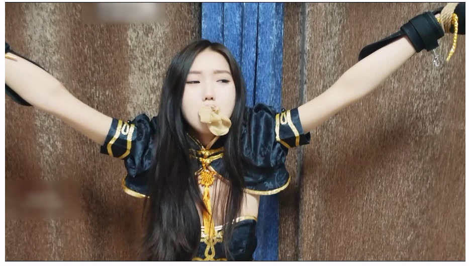 【树屋轻调】女coser灵灵参加漫展回家时被劫匪迷晕，趁机被劫匪全身玩弄，中途被TD震