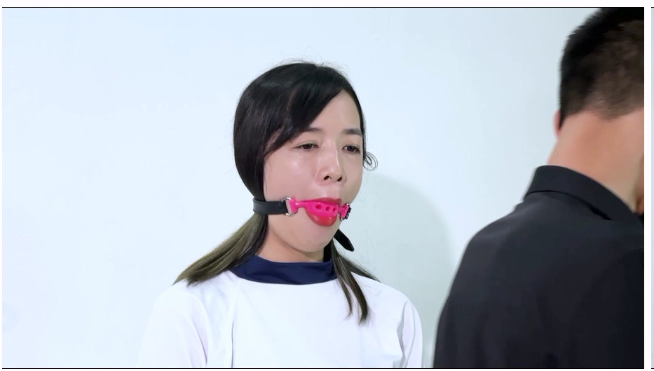 【樱束原创】体罚有特殊爱好的女学生 女学生上课看sm图片被老师发现惩罚她戴口球玩具