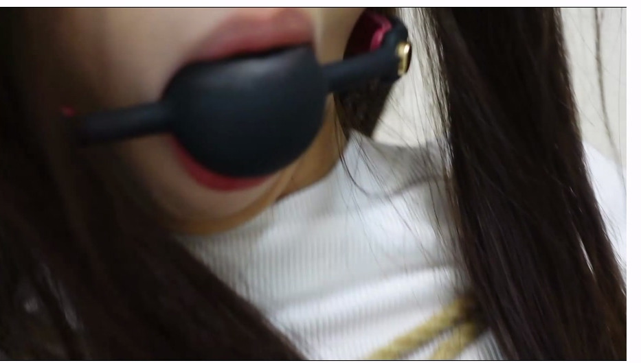 【树屋轻调】灵灵被一个男孩无意中碰到了黑丝腿，灵灵打了小男孩一顿