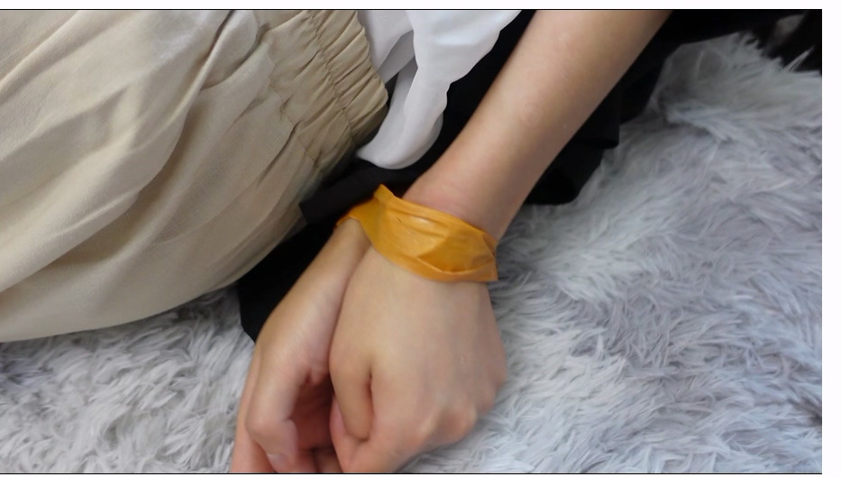 【树屋轻调】入室抢劫：OL打扮裤里丝的灵灵下班回家遭遇歹徒，被胶带KB挣扎、被歹徒玩