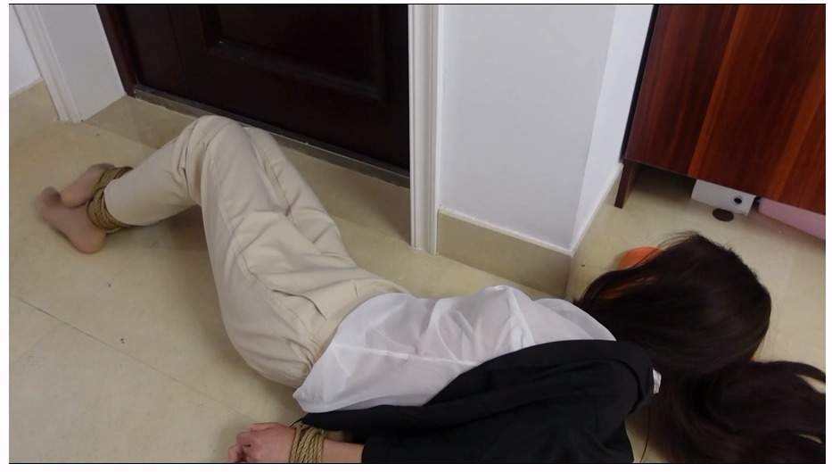 【树屋轻调】入室抢劫：OL打扮裤里丝的灵灵下班回家遭遇歹徒，被胶带KB挣扎、被歹徒玩