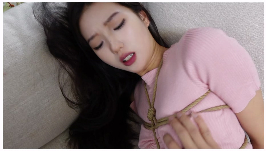 【树屋轻调】骚货后妈灵灵撞见男主打飞机后十分尴尬，还去告诉了男主爸爸，男主怀恨在心