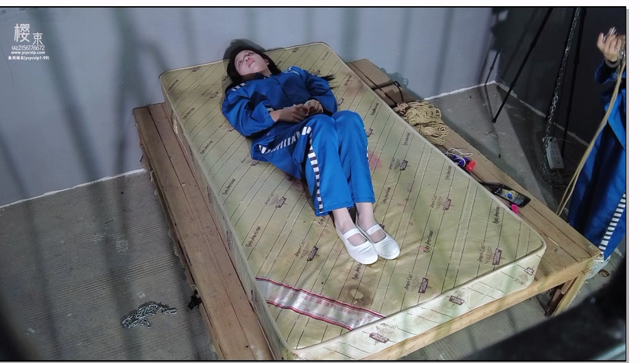 【樱束原创】牢狱之灾 双女囚犯牢房！ 新来女囚被牢狱大姐大欺负鞭打