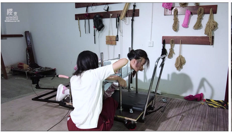 【樱束原创】训妹记 你家的小妹是否和我家小妹一样不听教化呢！将她固定刑架上翘起