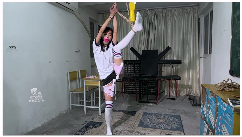 【樱束原创】女学生上课看sm图片被老师发现老师便按图片上的姿势捆绑惩罚她！