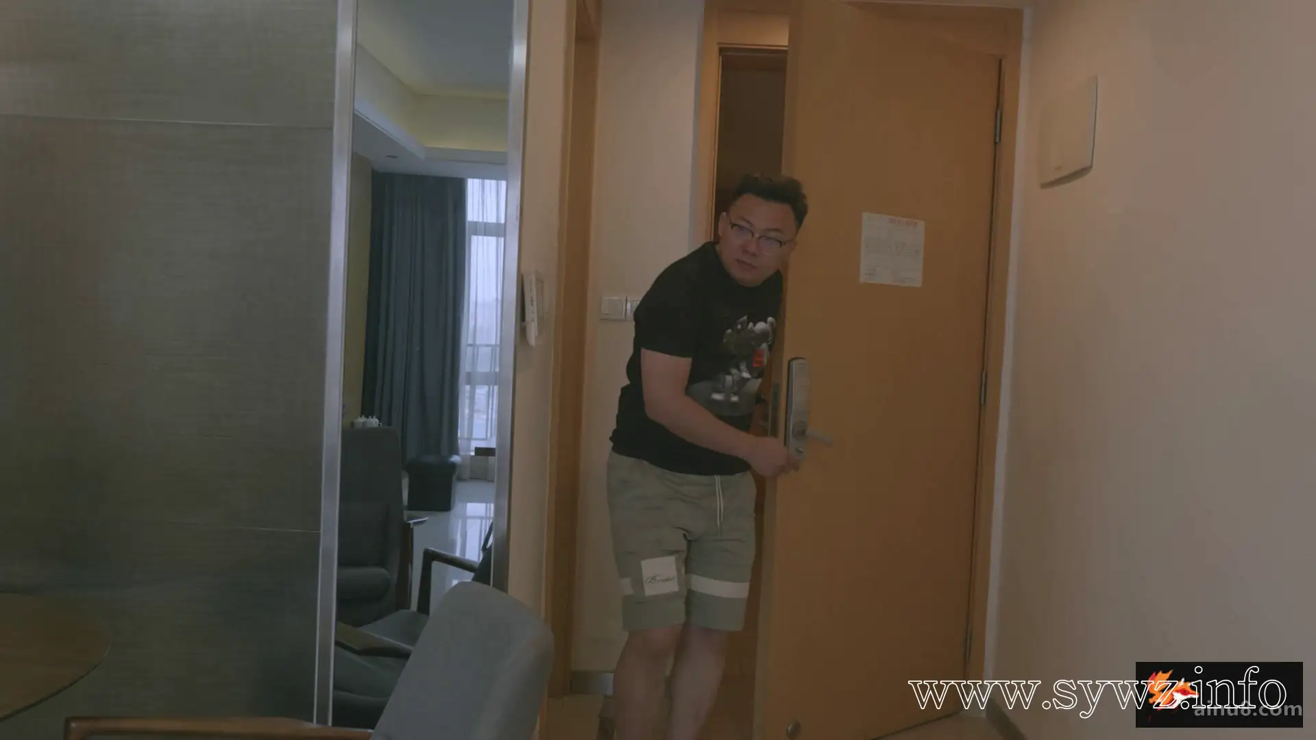 [4K映像]恶搞的代价上集：捆绑时忘锁门引发的意外，倒霉的可不止老婆一人