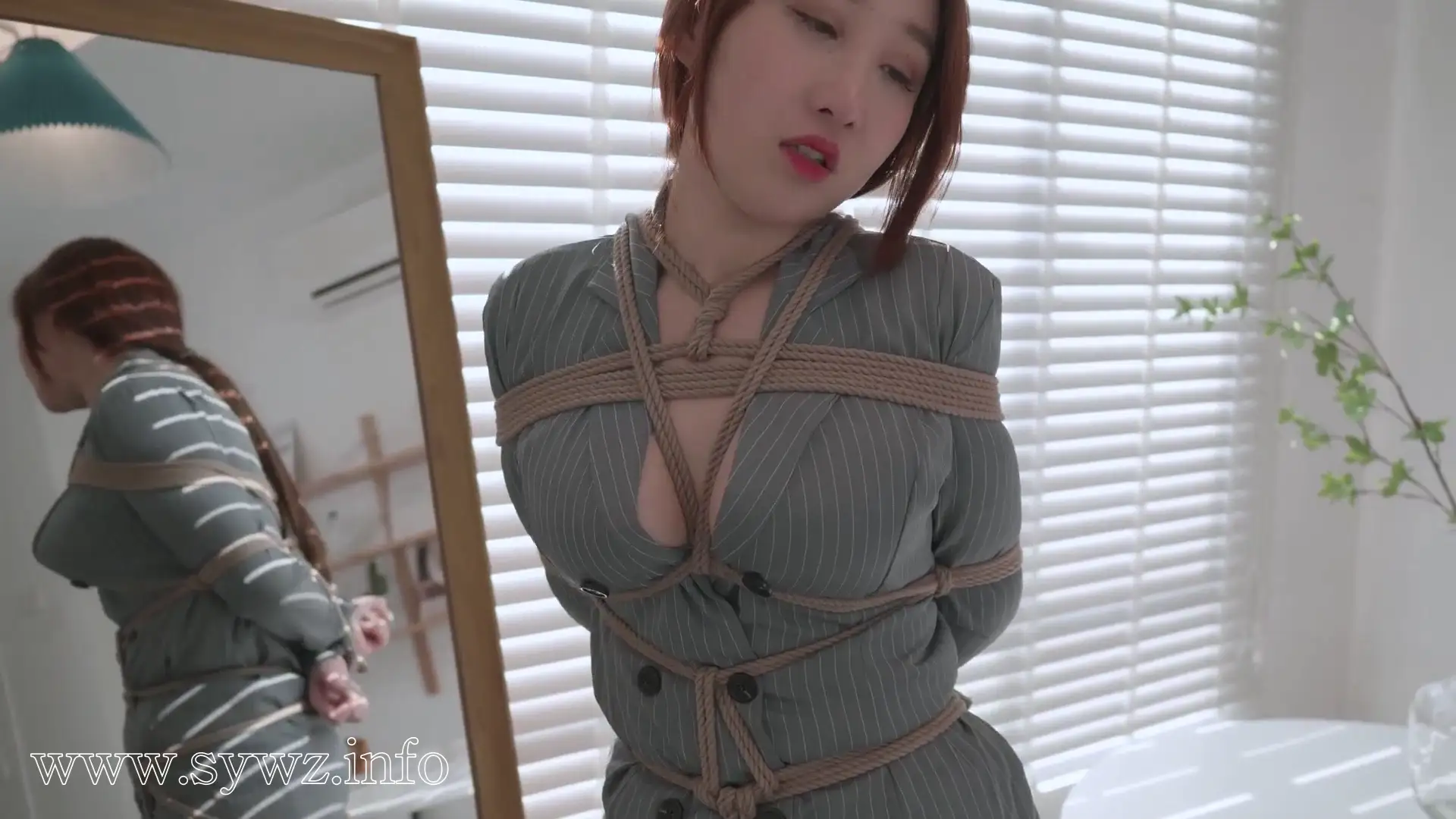[4K映像]暮色里的紧缚迷局，胸缚勾勒曲线，黑丝裹腿口球轻咬，超短裙下隐秘张力