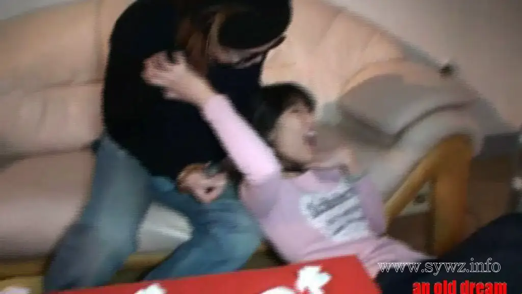 [老梦视觉]深夜阁楼传来异响引怀疑，女租客撞破不要脸房东的隐秘绳艺癖