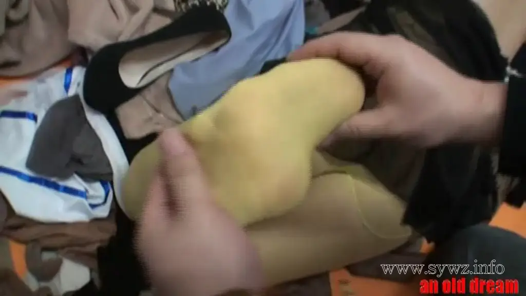[老梦视觉]血色高跟鞋惊现异常，彩色丝袜与蕾丝短裙下，一场隐秘绳艺局暗藏何种玄机？