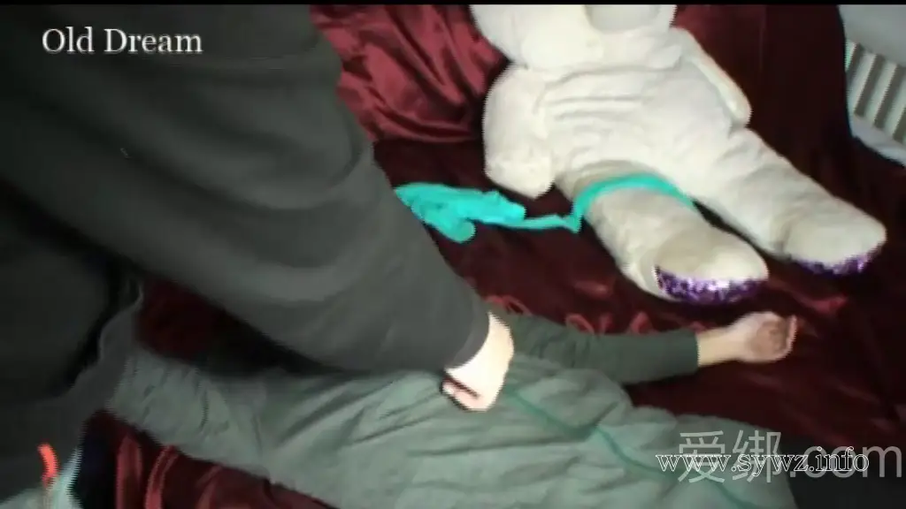 [老梦视觉]马靴碾过粗麻绳的脆响里，那个总被骂可恶的婆娘今夜要织一张怎样的情网
