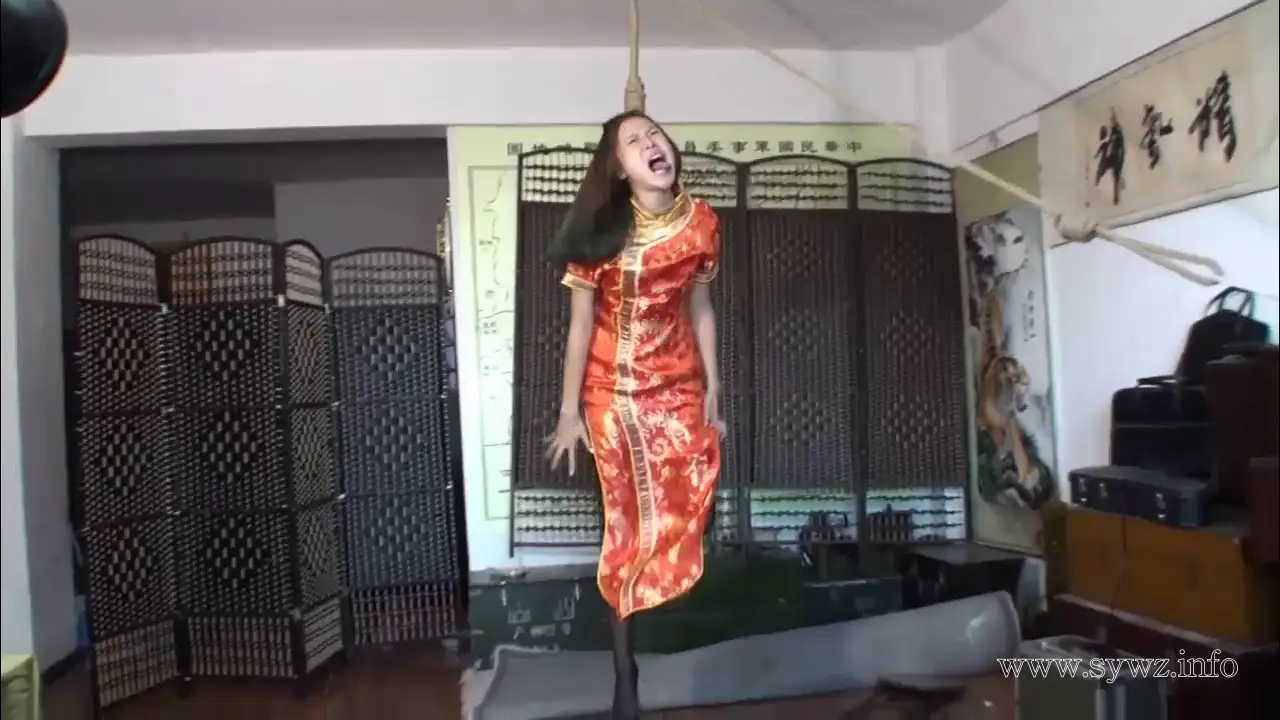 [老梦视觉]墨绿盘扣旗袍里的隐秘张力，金金自缚绳艺演绎窒息美学现场