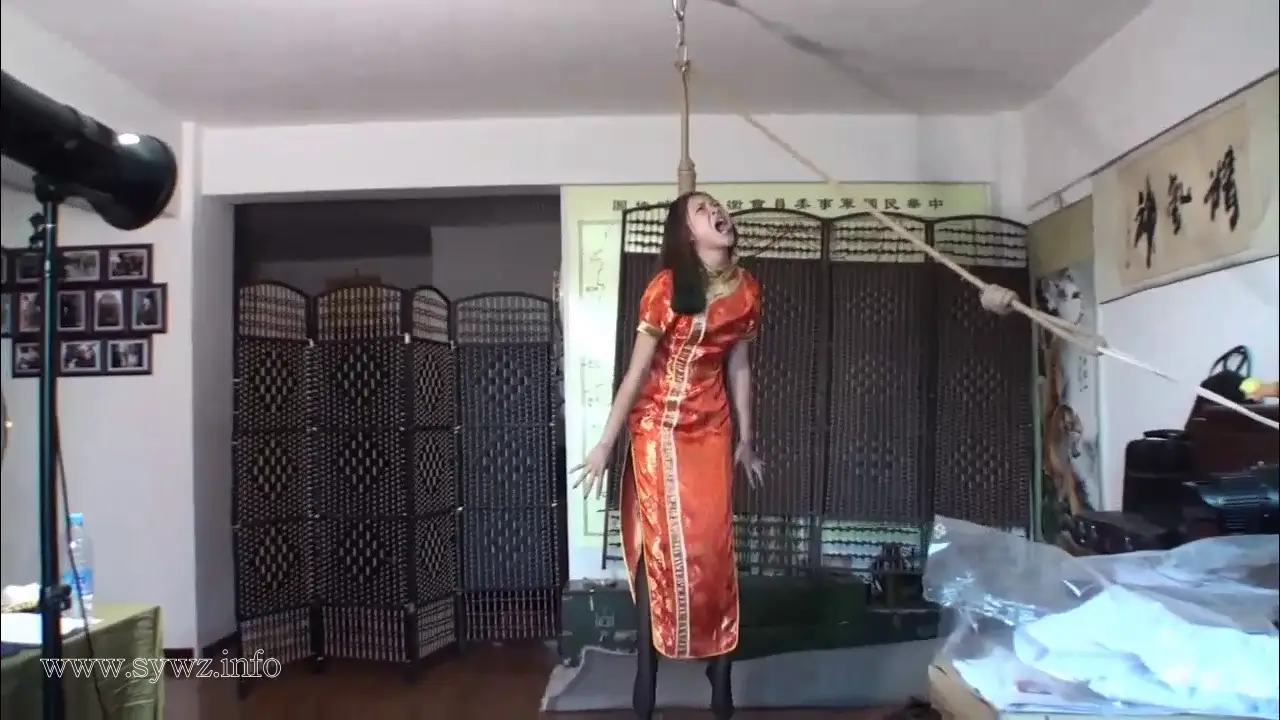 [老梦视觉]金金墨绿盘扣旗袍下的隐秘绳艺，这场自缢式捆绑藏着多少绳结巧思？