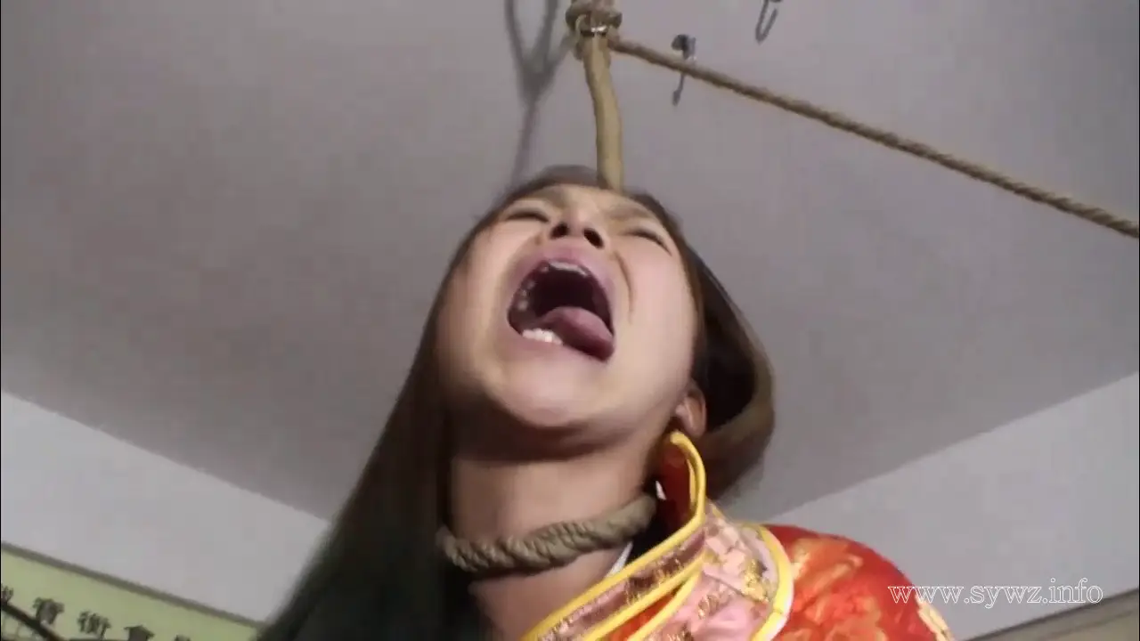 [老梦视觉]墨绿盘扣旗袍里的隐秘张力，金金自缚绳艺演绎窒息美学现场