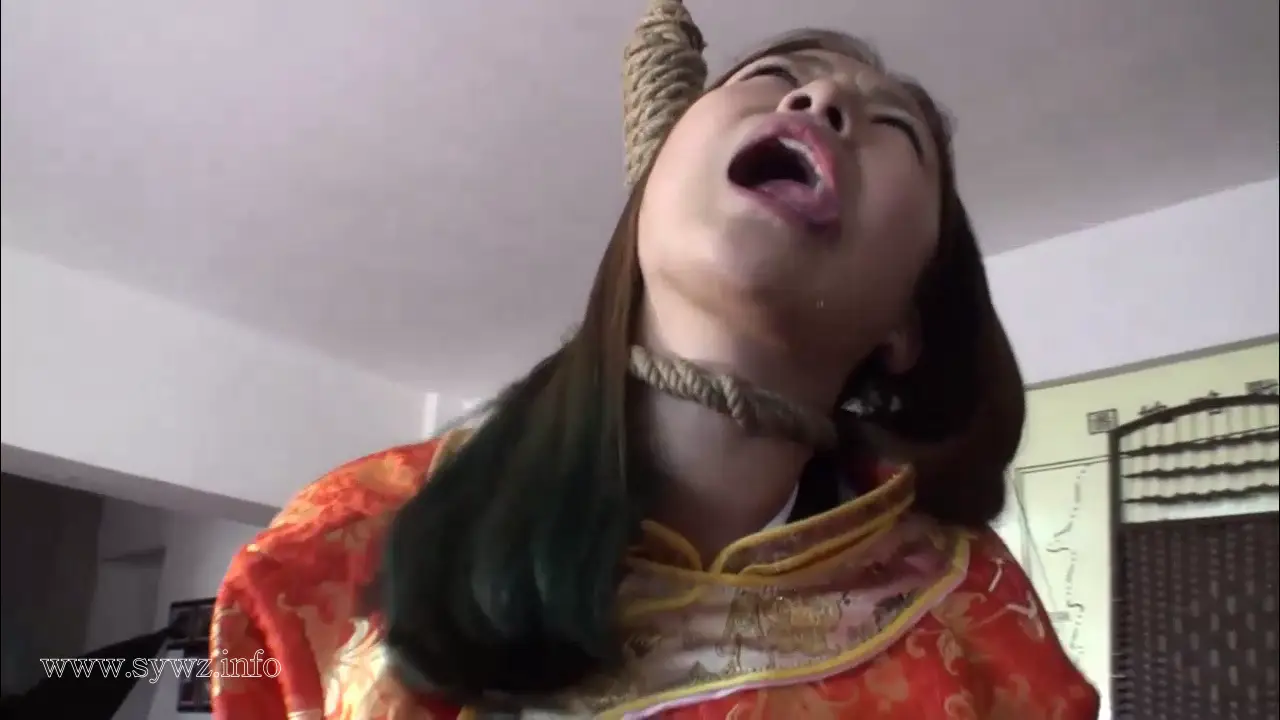 [老梦视觉]金金墨绿旗袍裹身自缚暗室，绳结游走间演绎传统与束缚的致命美感
