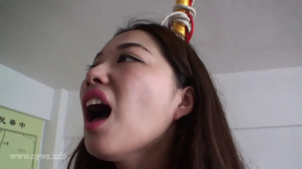 [老梦视觉]小雪自缢首章：包臀裙少女的绳艺窒息实录，致命缠绕间的隐秘美学绽放