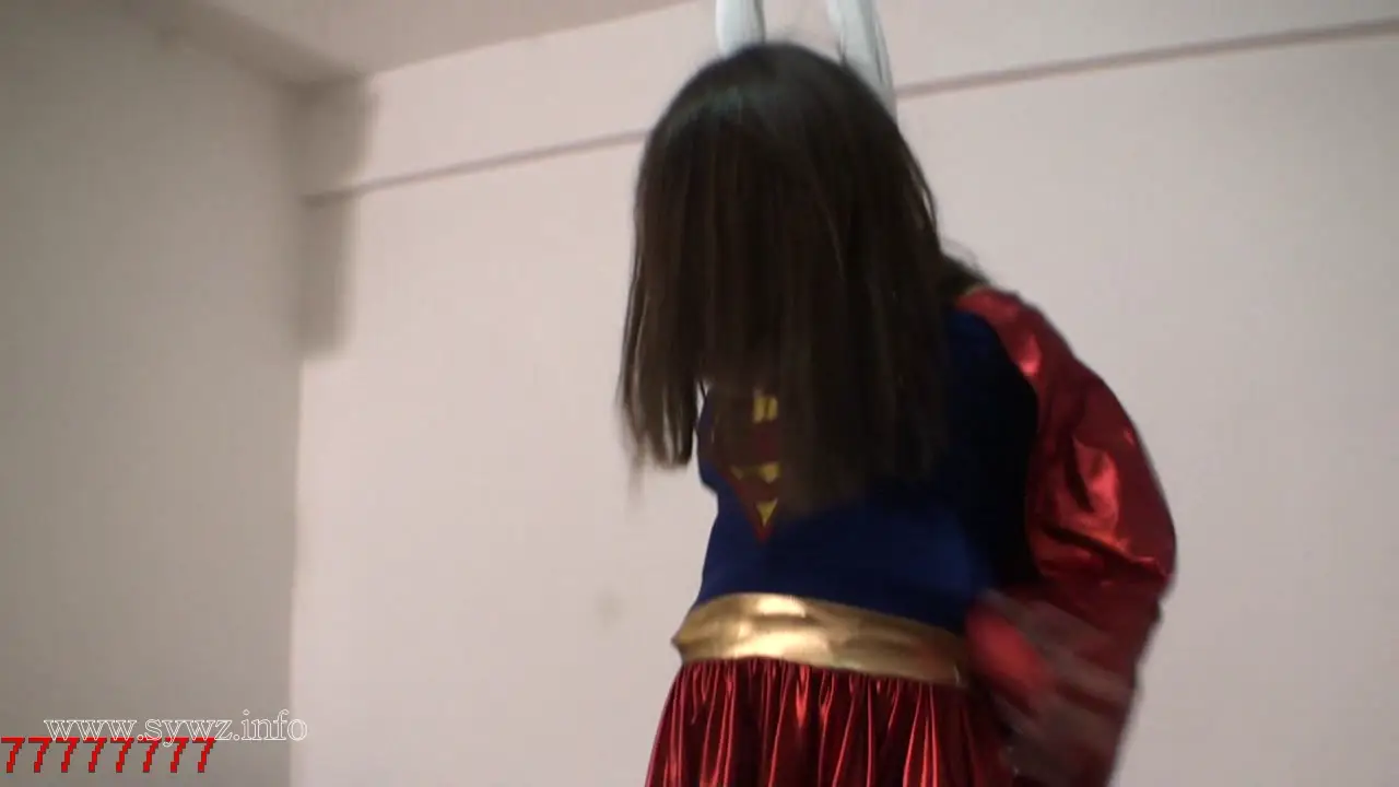 [老梦视觉]女超人坠落：当英雄披风遇上限欲绳结，这场绳艺困局谁能解？