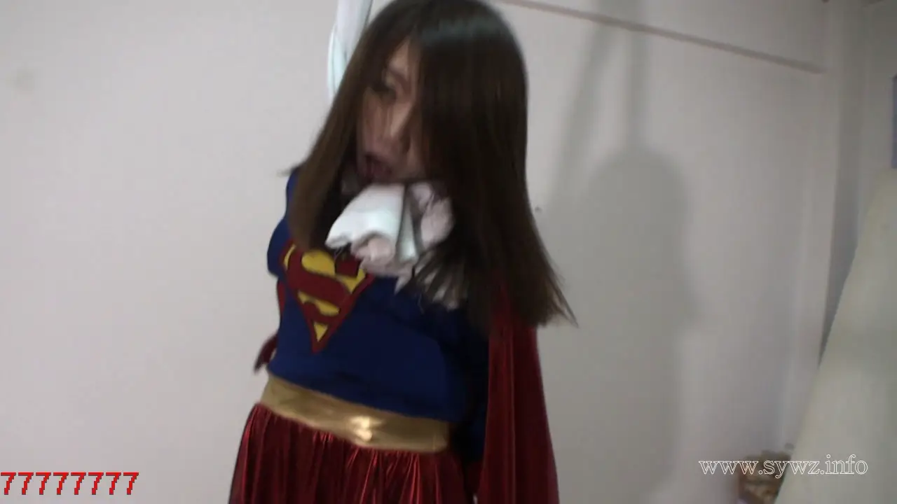 [老梦视觉]红披风女超人坠落，银丝绳艺困住超能力：一场挑战力量与柔美的束缚美学对决