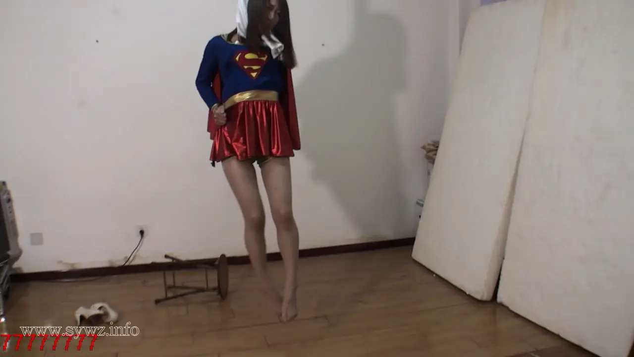 [老梦视觉]红披风女超人坠落，银丝绳艺困住超能力：一场挑战力量与柔美的束缚美学对决