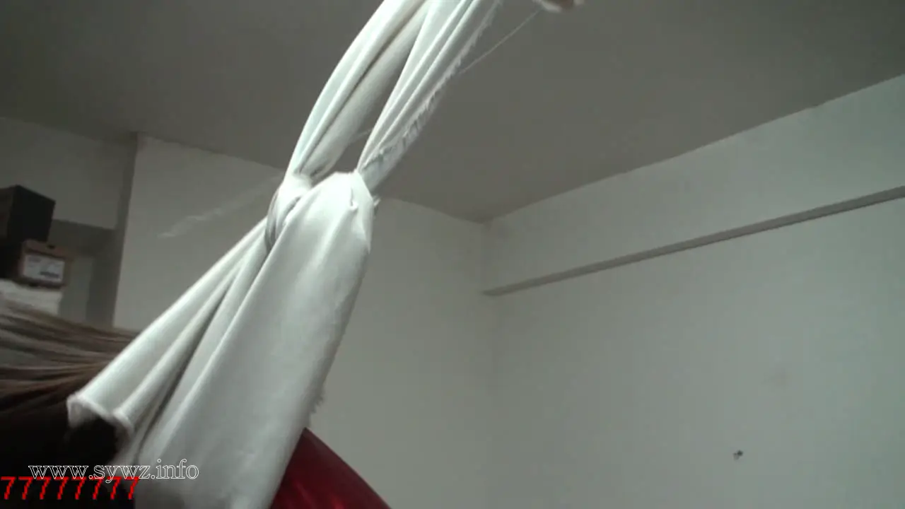 [老梦视觉]红披风女超人坠落，银丝绳艺困住超能力：一场挑战力量与柔美的束缚美学对决
