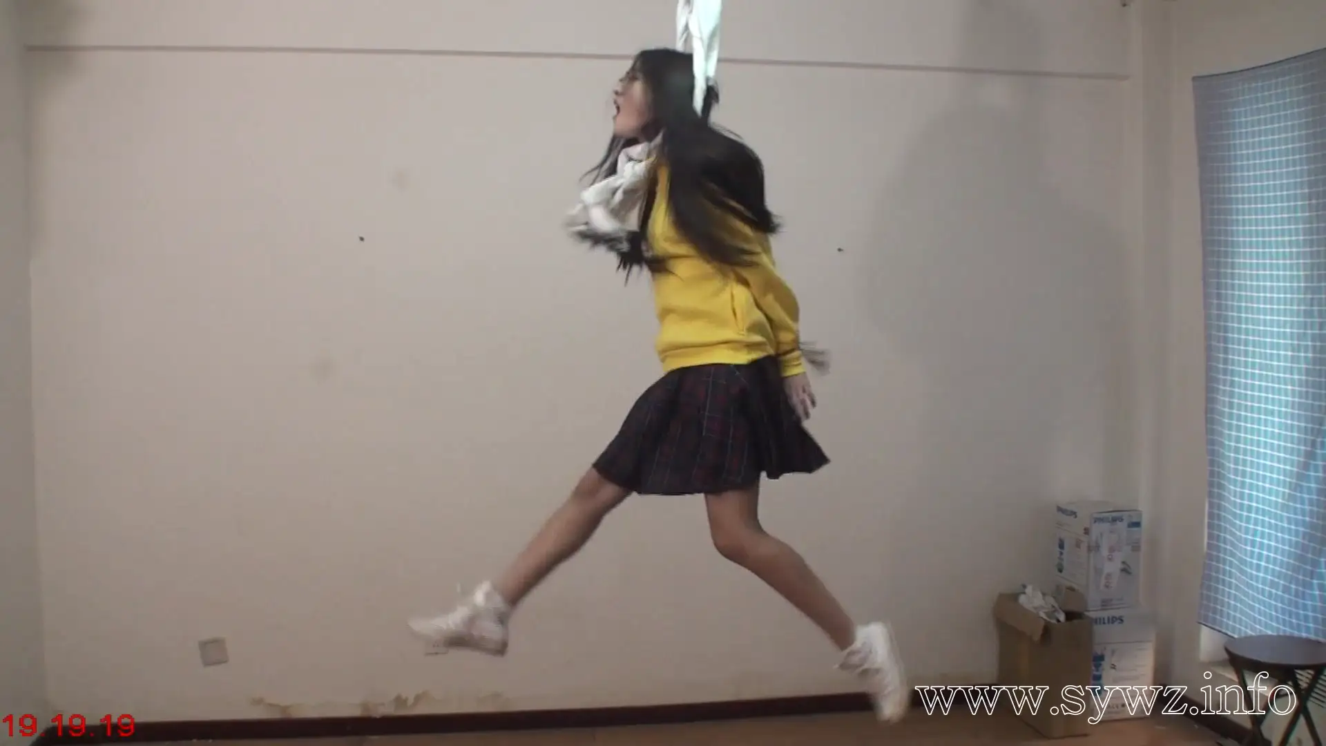 [老梦视觉]黄卫衣少年的隐秘邀约：CC设下的绳艺局里，这场悬挂表演藏着多少未说破的暗涌